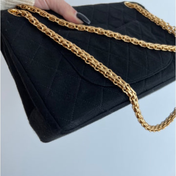 CHANEL CLASSIC FLAP BAG (AUTHENTIC) - Picture 7 of 16